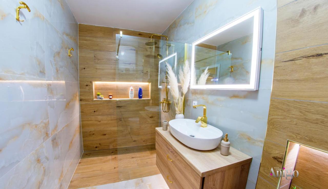 Luxury Apartment Black And Gold Mostar Bagian luar foto