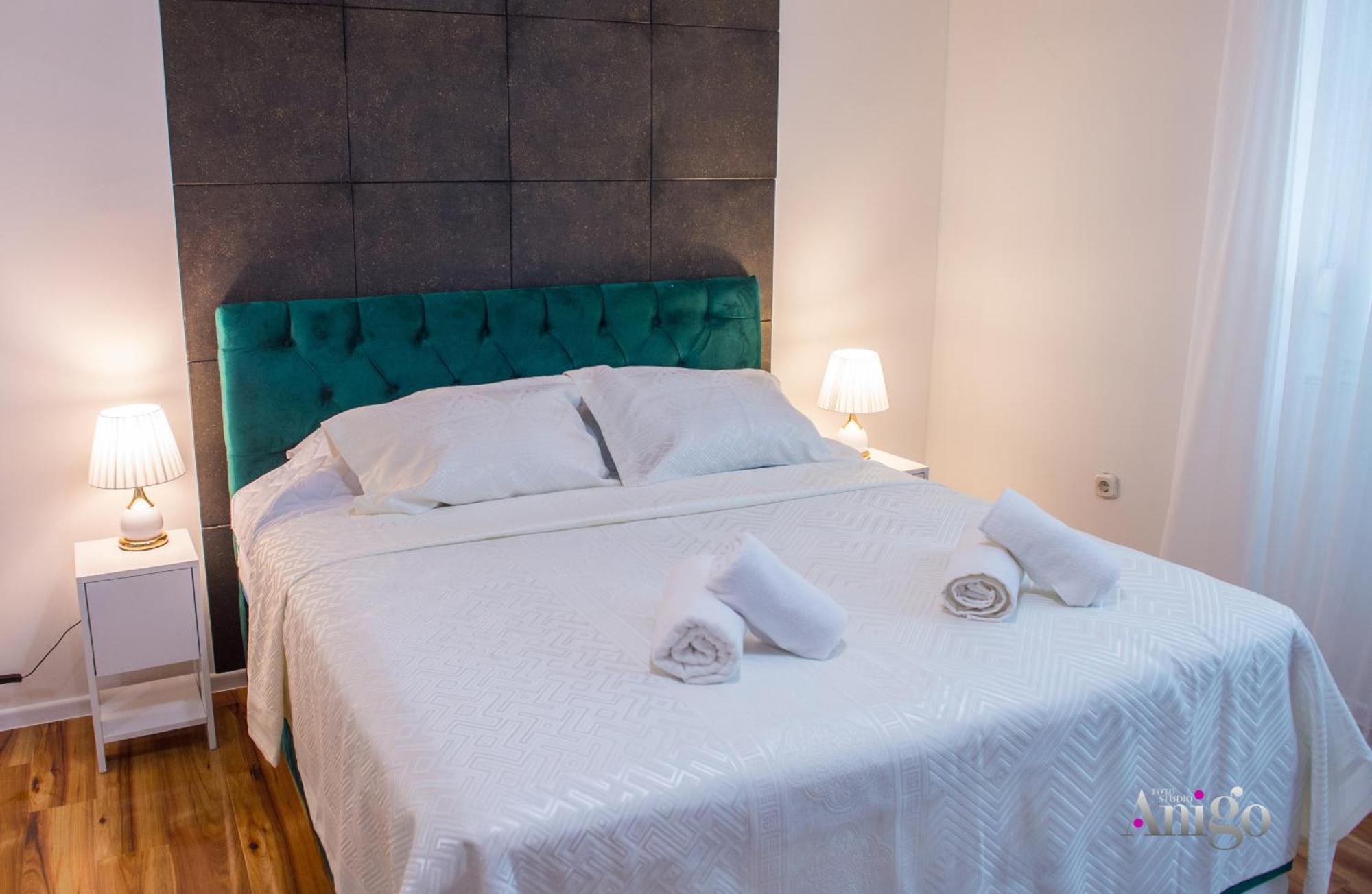 Luxury Apartment Black And Gold Mostar Bagian luar foto
